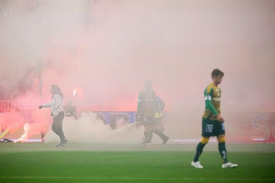 IFK Norrköpings supportrar har kastat ut bengaler på plan