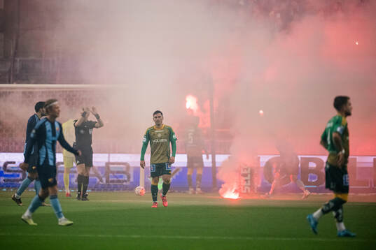 IFK Norrköpings supportrar har kastat ut bengaler på plan