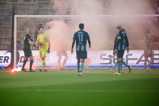 Domare Adam Ladebäck när IFK Norrköpings supportrar har