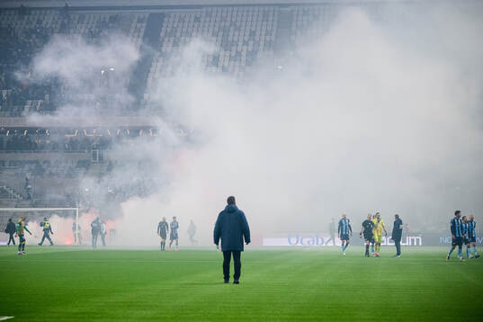IFK Norrköpings supportrar har kastat ut bengaler på plan