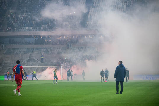 IFK Norrköpings supportrar har kastat ut bengaler på plan