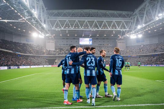 Djurgårdens Gustav Wikheim jublar med lagkamrater