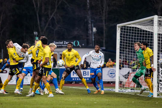 Elfsborgs Terry Yegbe och Värnamos Johnbosco Samuel Kalu