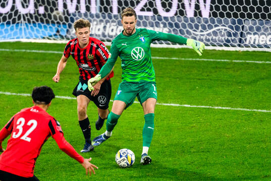 Brommapojkarnas Wilmer Odefalk och Malmö FFs målvakt