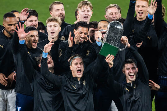 Malmö FFs Erik Botheim och Lasse Berg Johnsen jublar med
