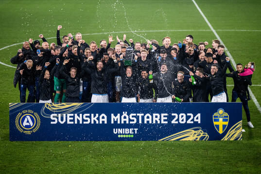 Malmö FFs spelare jublar med Lennart Johanssons pokal