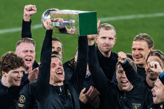 Malmö FFs Søren Rieks jublar med Lennart Johanssons pokal