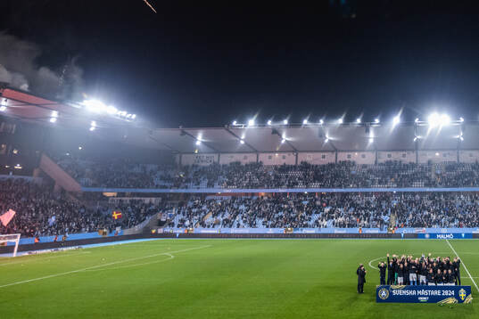 Malmö FFs spelare jublar med Lennart Johanssons pokal