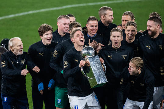 Malmö FFs Søren Rieks jublar med Lennart Johanssons pokal
