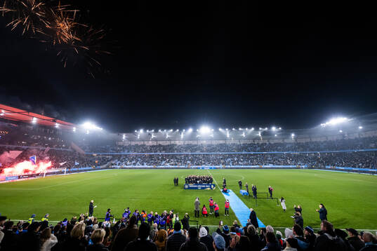Malmö FFs spelare jublar med Lennart Johanssons pokal