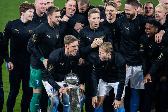Malmö FFs Søren Rieks jublar med Lennart Johanssons pokal