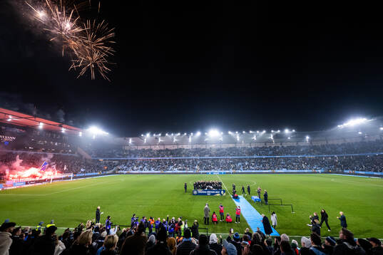 Malmö FFs spelare jublar med Lennart Johanssons pokal