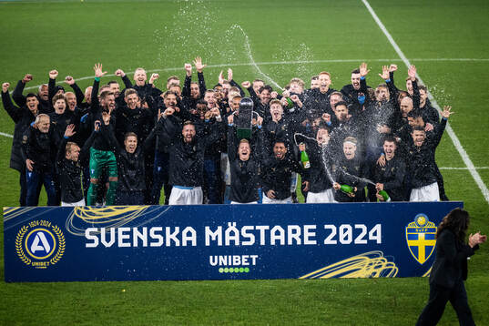 Malmö FFs spelare jublar med Lennart Johanssons pokal