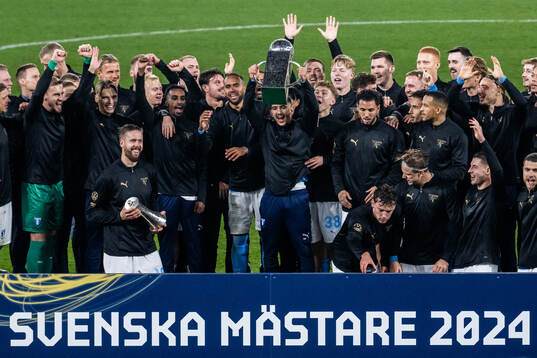 Malmö FFs spelare jublar med Lennart Johanssons pokal