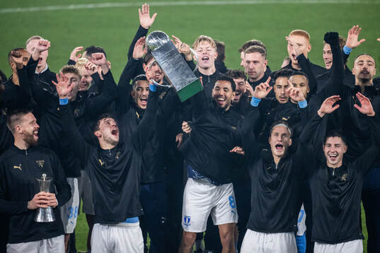 Malmö FFs Colin Rösler och Sergio Pena jublar med Lennart