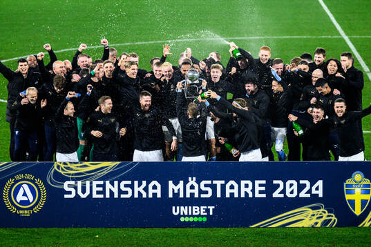Malmö FFs spelare jublar med  Lennart Johanssons pokal