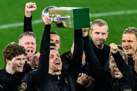 Malmö FFs Søren Rieks jublar med  Lennart Johanssons pokal