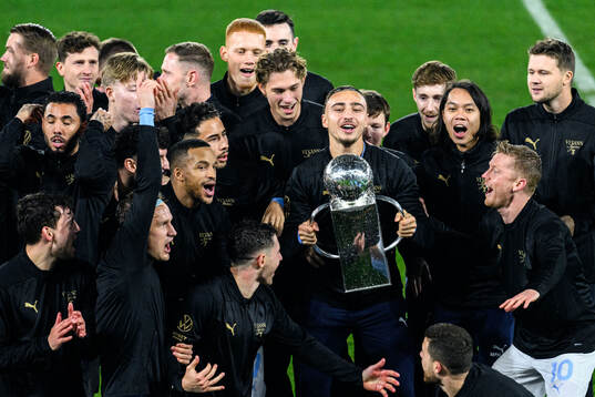 Malmö FFs Elison Makolli jublar med  Lennart Johanssons