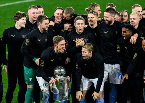 Malmö FFs spelare jublar med Lennart Johanssons pokal