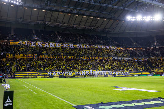 AIKs supportrar med ett tifo