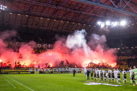 AIKs supportrar med ett tifo