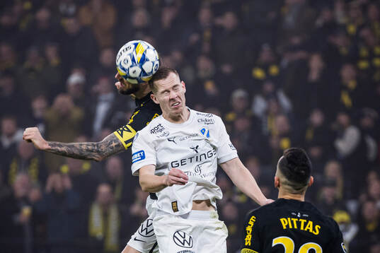 Halmstads Gisli Eyjolfsson och AIKs Alexander Milosevic