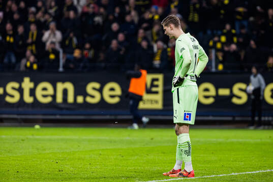Halmstads målvakt Tim Rönning deppar
