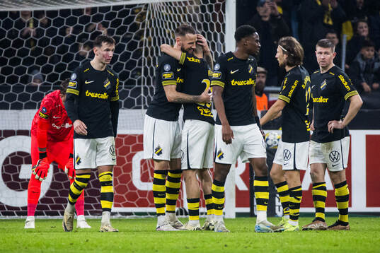 AIKs Ioannis Pittas och Alexander Milosevic kramas