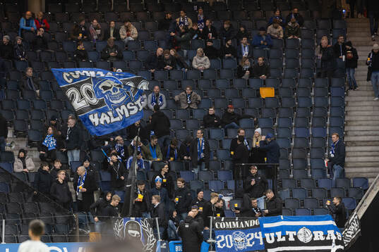 Halmstads supportrarna innan fotbollsmatchen i Allsvenskan