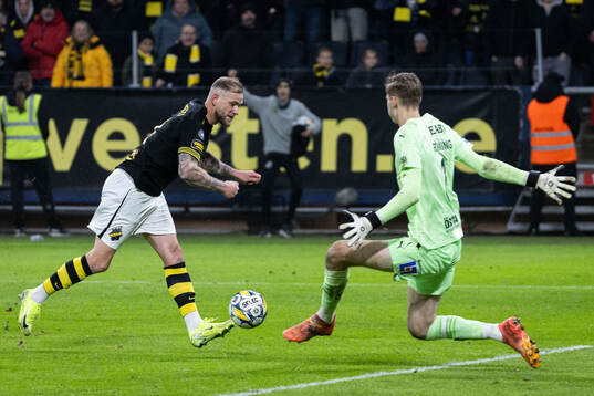 AIKs John Guidetti och Halmstads målvakt Tim Rönning