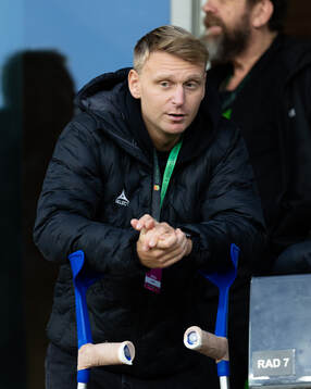 GAIS Joackim Åberg med kryckor på läktaren