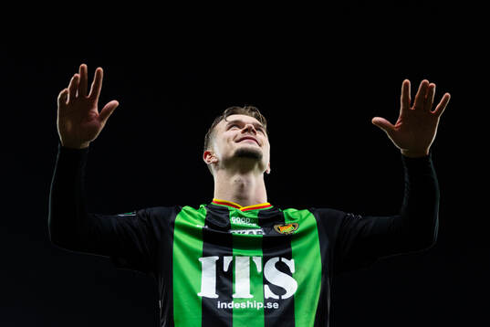 GAIS Alexander Ahl Holmström jublar och sjunger framför