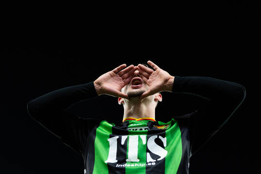 GAIS Alexander Ahl Holmström jublar och sjunger framför