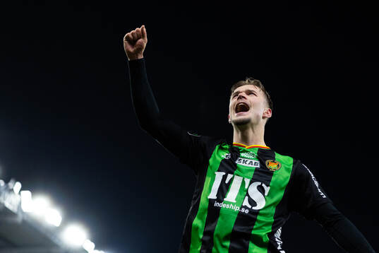 GAIS Alexander Ahl Holmström jublar och sjunger framför
