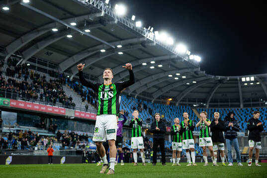 GAIS Alexander Ahl Holmström jublar och sjunger framför