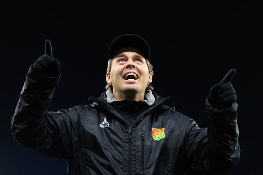 GAIS tränare Fredrik Holmberg sjunger och jublar framför