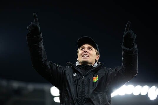 GAIS tränare Fredrik Holmberg sjunger och jublar framför