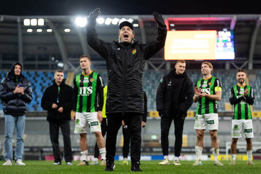 GAIS tränare Fredrik Holmberg sjunger och jublar framför