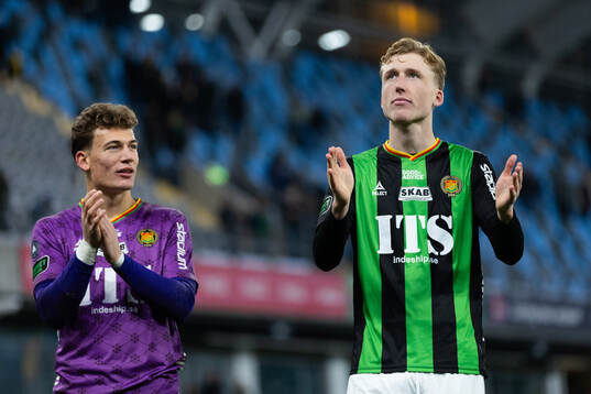 GAIS målvakt Kees Sims och Filip Beckman jublar framför