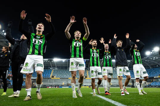 GAIS spelare jublar framför klacken