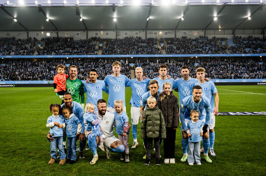 Malmö FFs spelare ställer upp för en lagbild