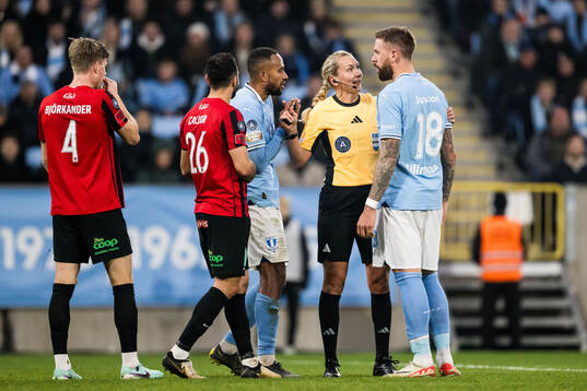 Malmö FFs Isaac Kiese Thelin och Domare Tess Olofsson och