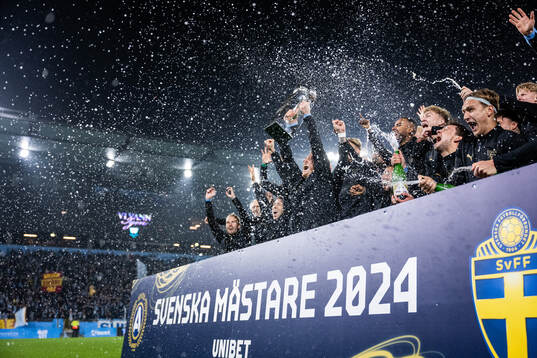 Malmö FFs Anders Christiansen lyfter Lennart Johanssons