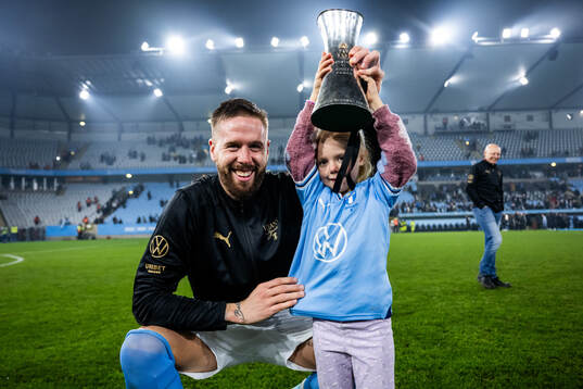 Malmö FFs Pontus Jansson jublar med Lennart Johanssons