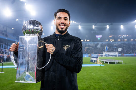 Malmö FFs Sergio Pena jublar med Lennart Johanssons pokal