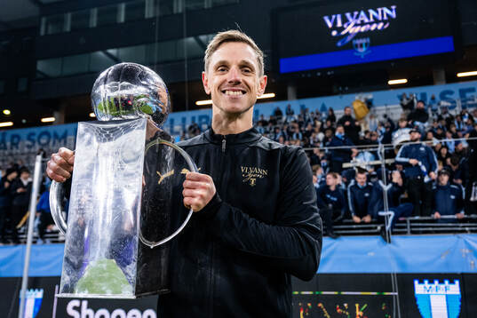 Malmö FFs Søren Rieks jublar med Lennart Johanssons pokal