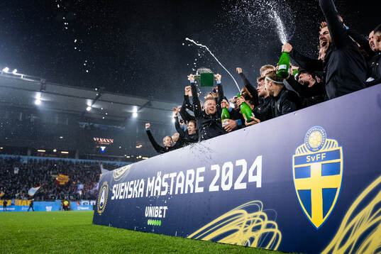 Malmö FFs Anders Christiansen lyfter Lennart Johanssons