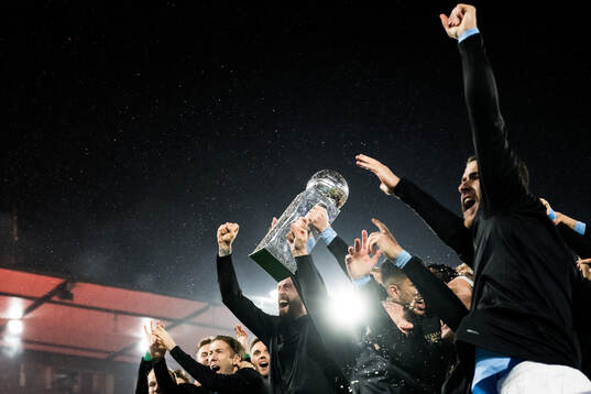 Malmö FFs Pontus Jansson jublar med Lennart Johanssons