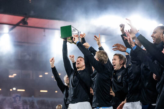Malmö FFs Søren Rieks jublar med Lennart Johanssons pokal