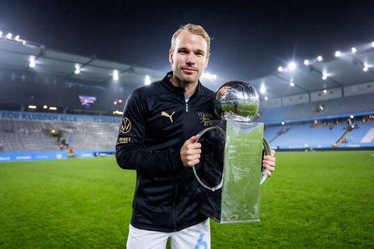 Malmö FFs Oscar Lewicki jublar med Lennart Johanssons pokal